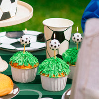 Velas de cumpleaños balones de fútbol decorando tarta de cumpleaños temática de fútbol