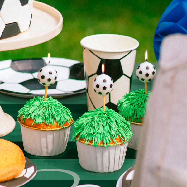Velas de cumpleaños balones de fútbol decorando tarta de cumpleaños temática de fútbol