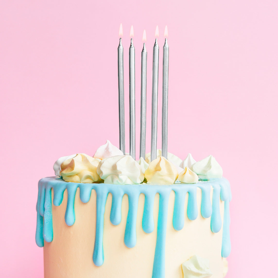 velas de cumpleaños metalizadas en color plateado en tarta. 