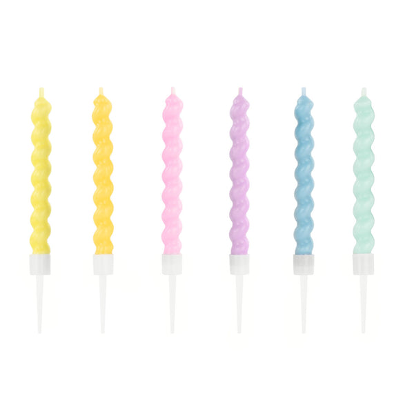 Detalle de la forma helicoidal rizada de las velas de cumpleaños en colores pastel surtidos