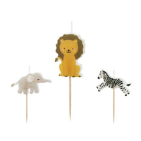 Detalle de las tres velas de cumpleaños safari con forma de león elefante y cebra