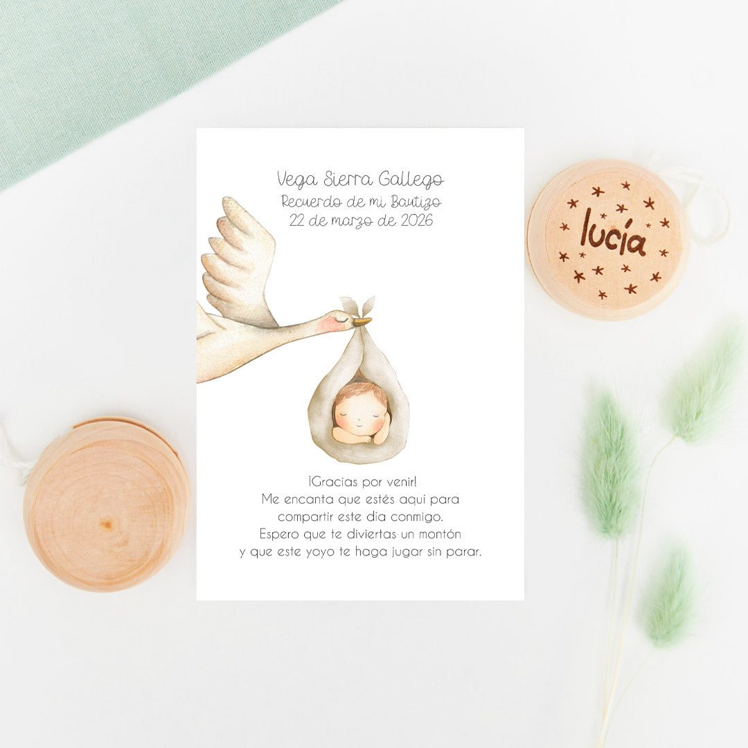 Yoyo de madera con tarjeta, como regalo para los invitados más peques en bautizos, de la colección Cigüeña
