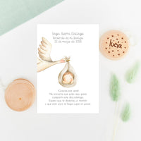 Yoyo de madera con tarjeta, como regalo para los invitados más peques en bautizos, de la colección Cigüeña