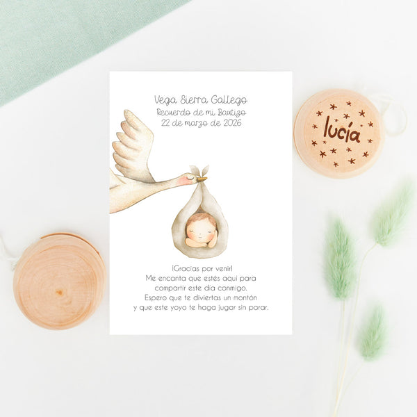 Yoyo de madera con tarjeta, como regalo para los invitados más peques en bautizos, de la colección Cigüeña