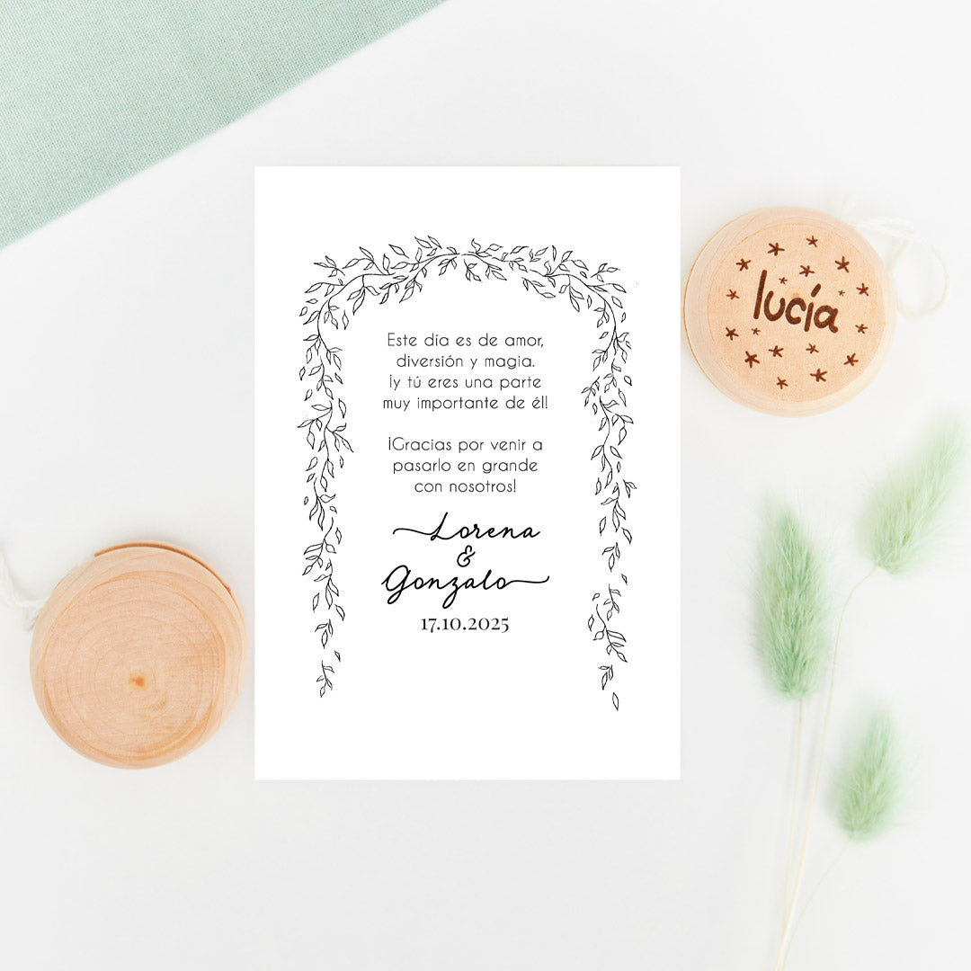 Yoyo de madera con tarjeta, como regalo para los invitados más peques en bodas, de la colección Bosque Secreto