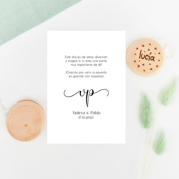 Yoyo de madera con tarjeta, como regalo para los invitados más peques en bodas, de la colección eterna