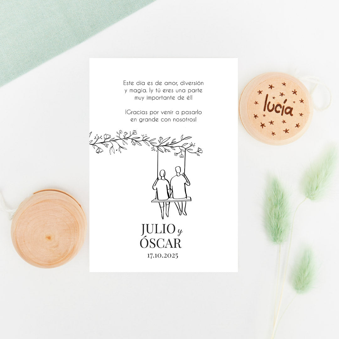 Yoyo de madera con tarjeta, como regalo para los invitados más peques en bodas, de la colección Susurros con diseño de dos chicos