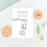 Yoyo de madera con tarjeta, como regalo para los invitados más peques en bodas, de la colección Susurros con diseño de dos chicos