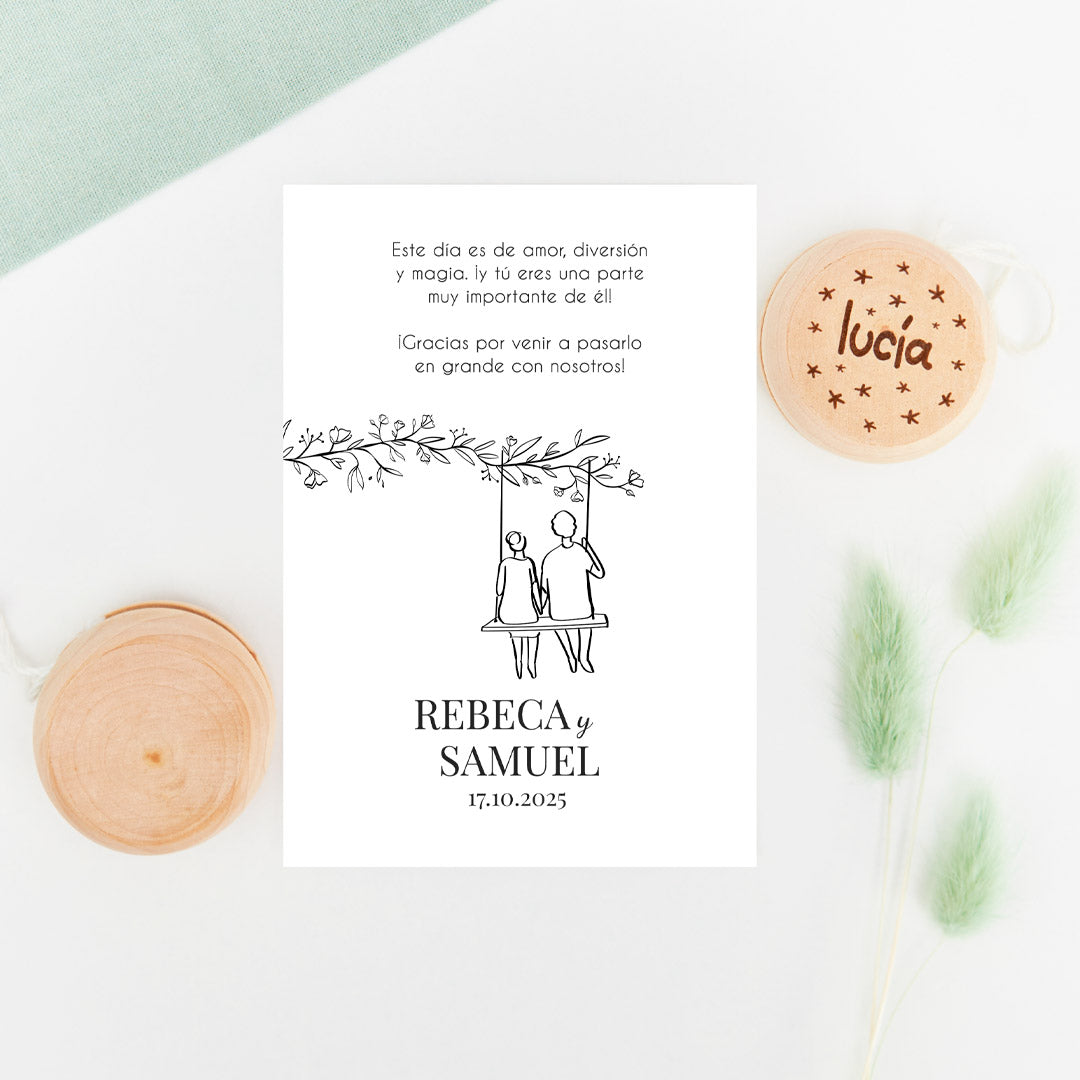 Yoyo de madera con tarjeta, como regalo para los invitados más peques en bodas, de la colección Susurros con diseño de chica y chico