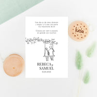 Yoyo de madera con tarjeta, como regalo para los invitados más peques en bodas, de la colección Susurros con diseño de chica y chico