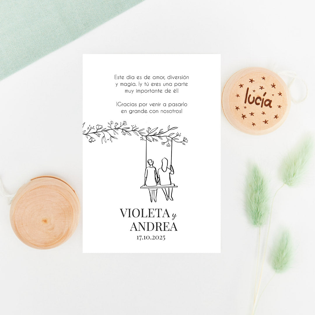 Yoyo de madera con tarjeta, como regalo para los invitados más peques en bodas, de la colección Susurros con diseño de dos chicas