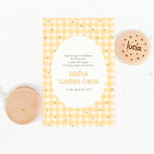Yoyó de madera natural personalizado con nombre y tarjeta temática primavera como detalle para invitados de cumpleaños infantil