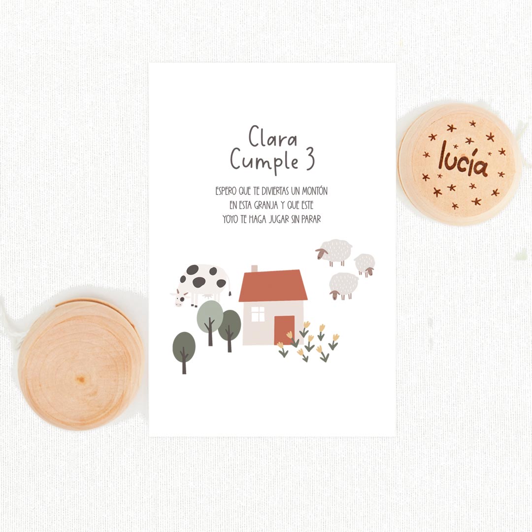 Yoyó de madera natural personalizado con nombre y tarjeta temática granja como detalle para invitados de cumpleaños infantil