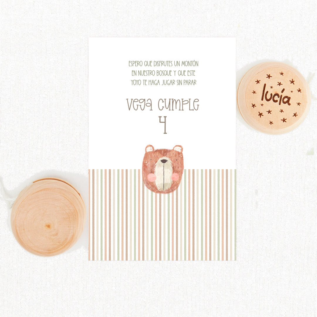 Yoyó de madera natural personalizado con nombre y tarjeta temática animales del bosque como detalle para invitados de cumpleaños infantil