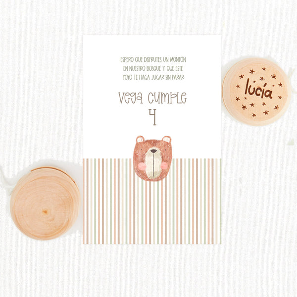 Yoyó de madera natural personalizado con nombre y tarjeta temática animales del bosque como detalle para invitados de cumpleaños infantil