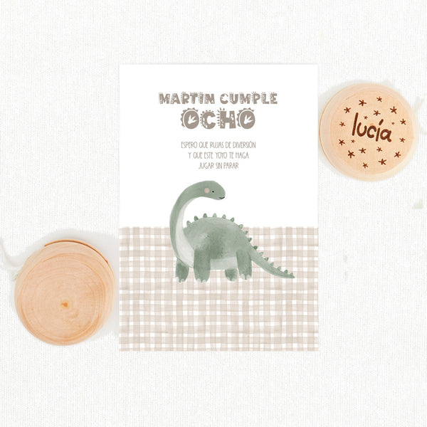 Yoyó de madera natural personalizado con nombre y tarjeta temática dinosaurio como detalle para invitados de cumpleaños infantil