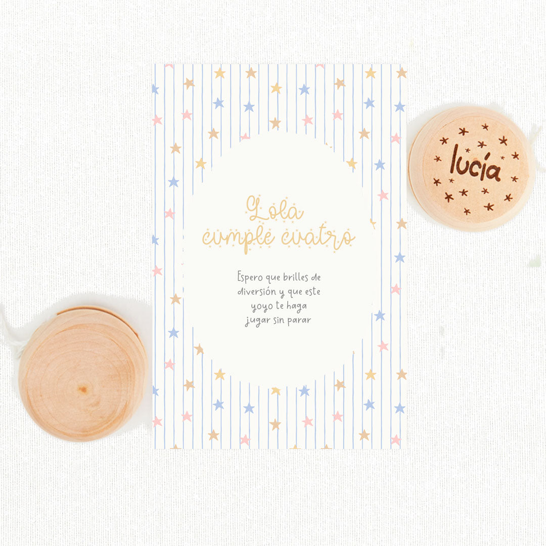 Yoyó de madera natural personalizado con nombre y tarjeta temática nubes y estrellas como detalle para invitados de cumpleaños infantil