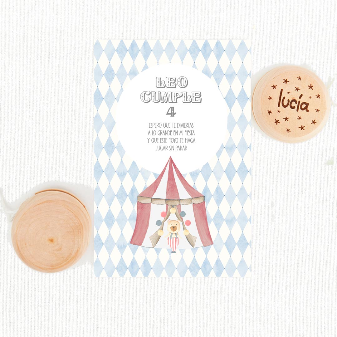 Yoyó de madera natural personalizado con nombre y tarjeta temática circo como detalle para invitados de cumpleaños infantil
