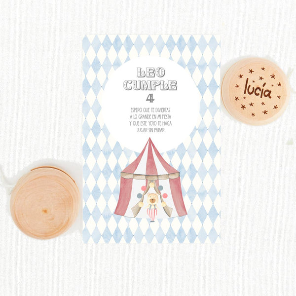Yoyó de madera natural personalizado con nombre y tarjeta temática circo como detalle para invitados de cumpleaños infantil