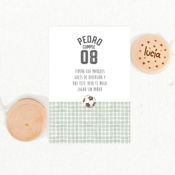 Yoyó de madera natural personalizado con nombre y tarjeta temática fútbol como detalle para invitados de cumpleaños infantil