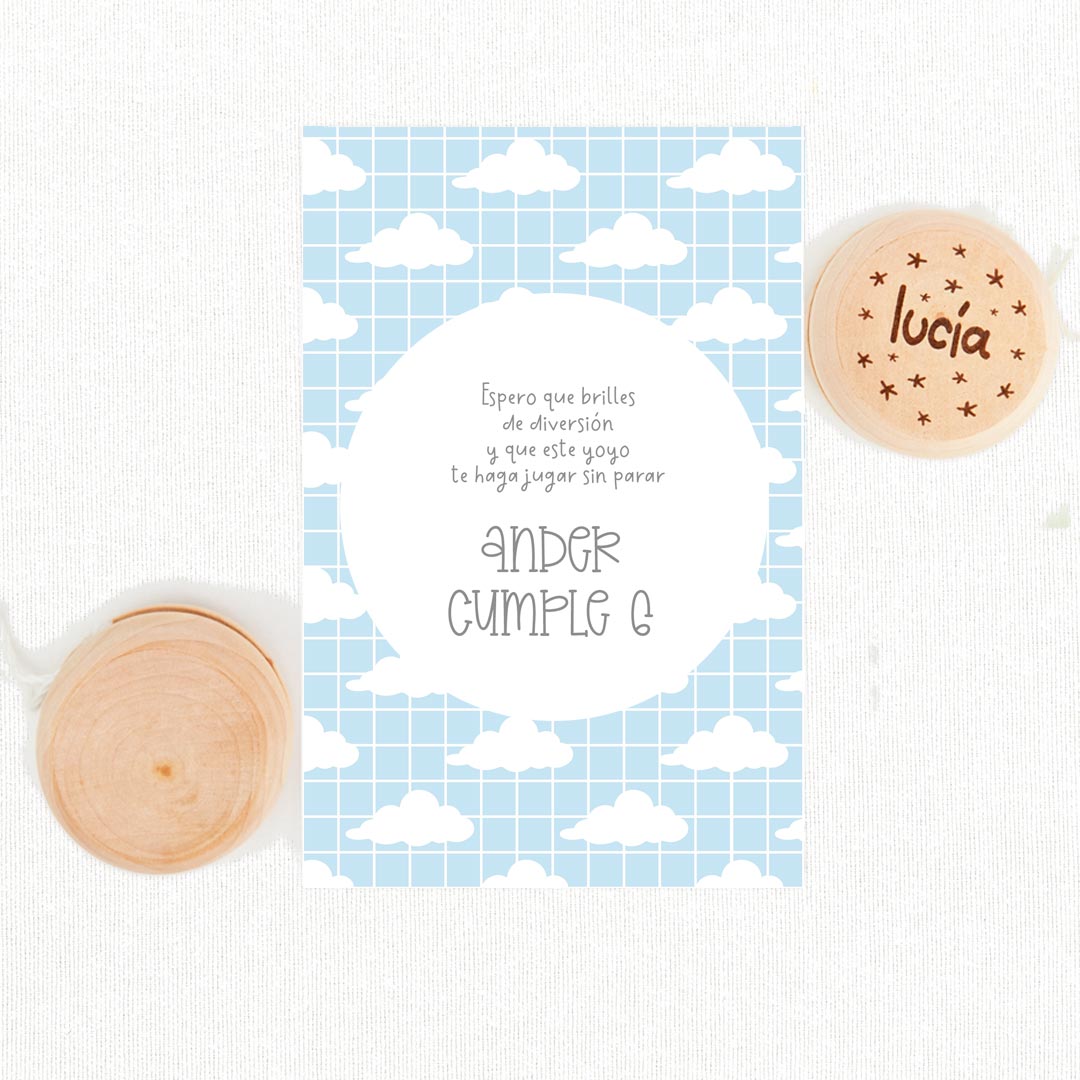 Yoyó de madera natural personalizado con nombre y tarjeta temática nubes como detalle para invitados de cumpleaños infantil