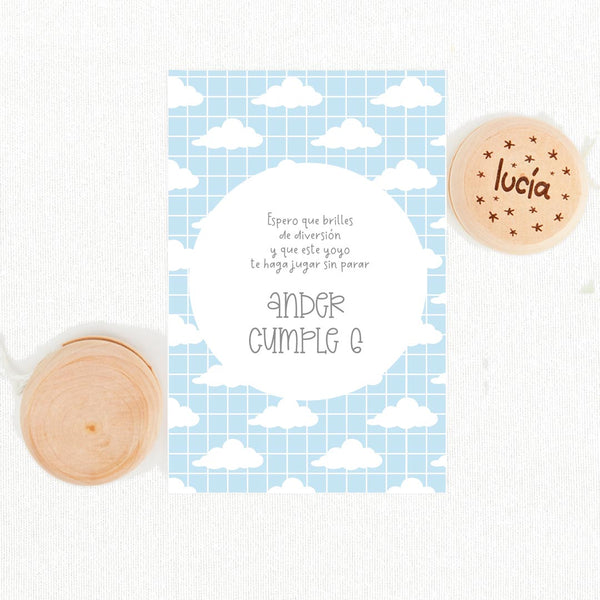 Yoyó de madera natural personalizado con nombre y tarjeta temática nubes como detalle para invitados de cumpleaños infantil