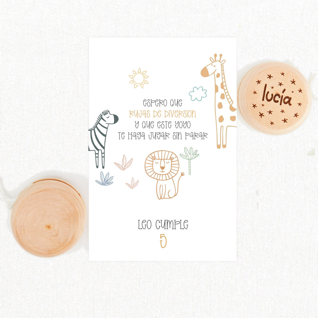 Yoyó de madera natural personalizado con nombre y tarjeta temática safari como detalle para invitados de cumpleaños infantil