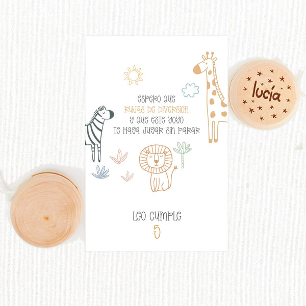 Yoyó de madera natural personalizado con nombre y tarjeta temática safari como detalle para invitados de cumpleaños infantil