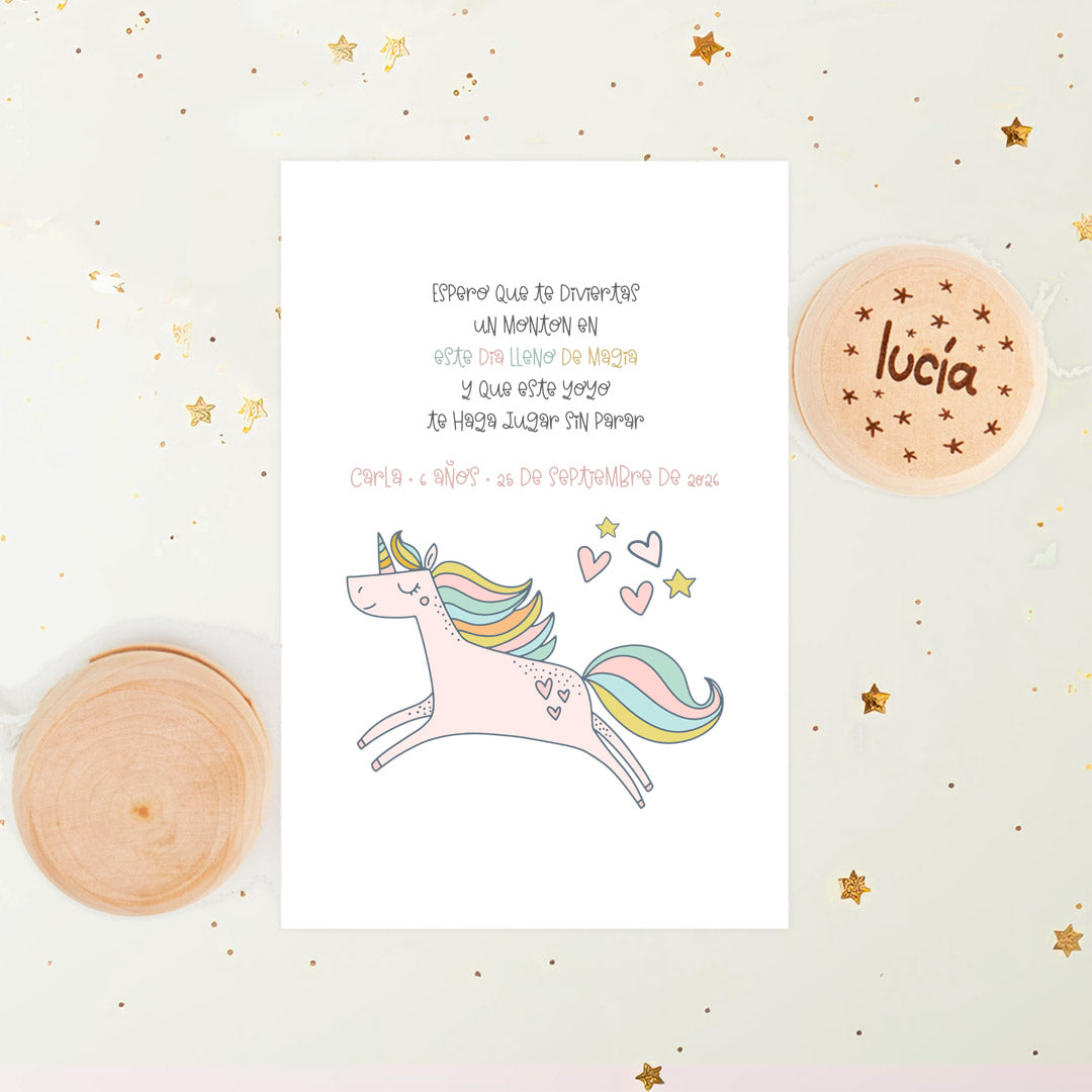 Yoyó de madera natural personalizado con nombre y tarjeta temática unicornio como detalle para invitados de cumpleaños infantil