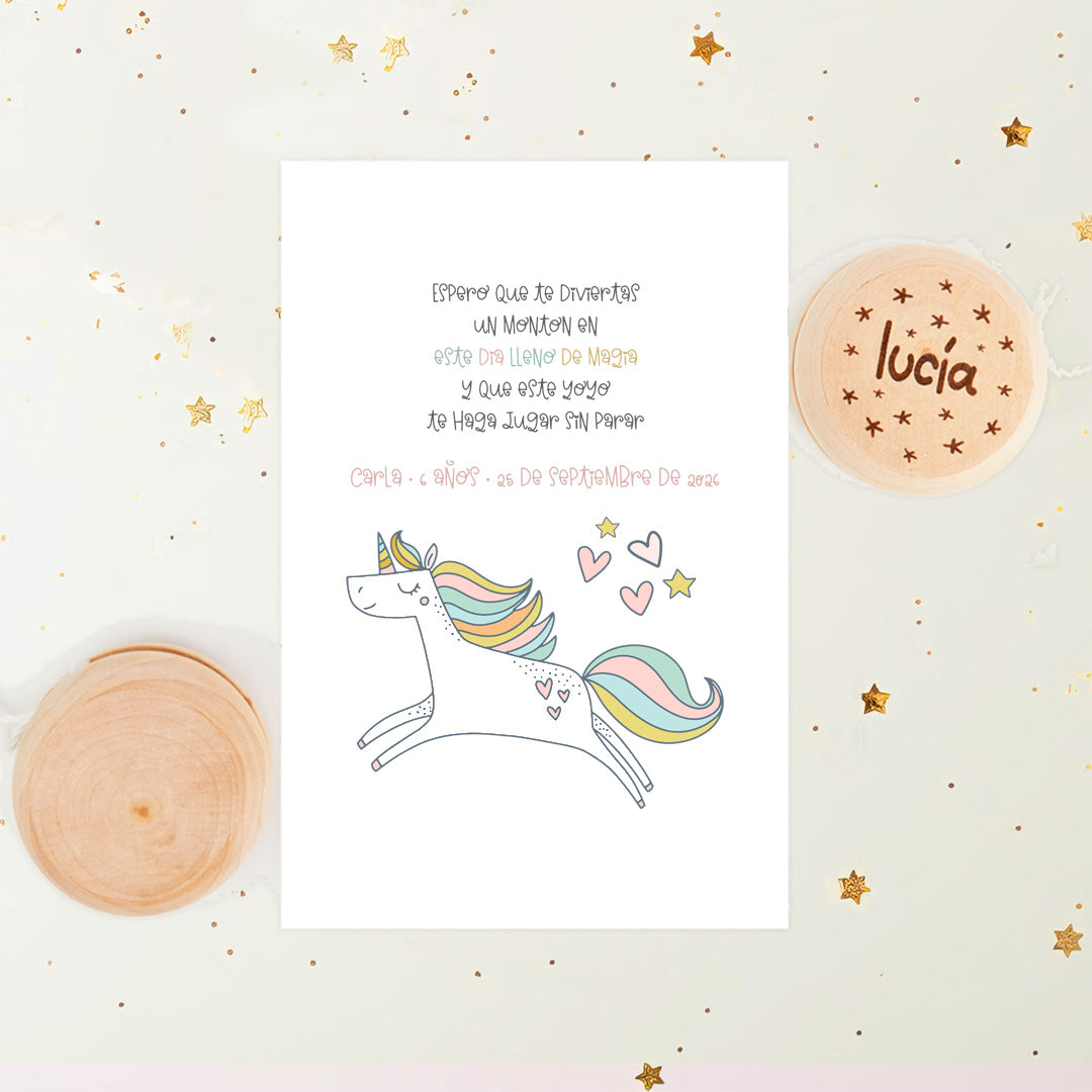 Yoyó de madera natural personalizado con nombre y tarjeta temática unicornio como detalle para invitados de cumpleaños infantil