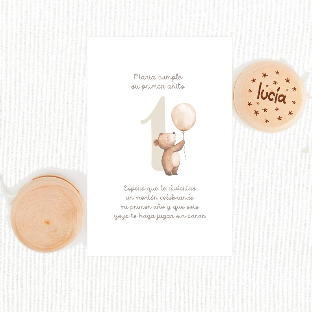 Yoyó de madera natural personalizado con nombre y tarjeta temática primer cumpleaños como detalle para invitados
