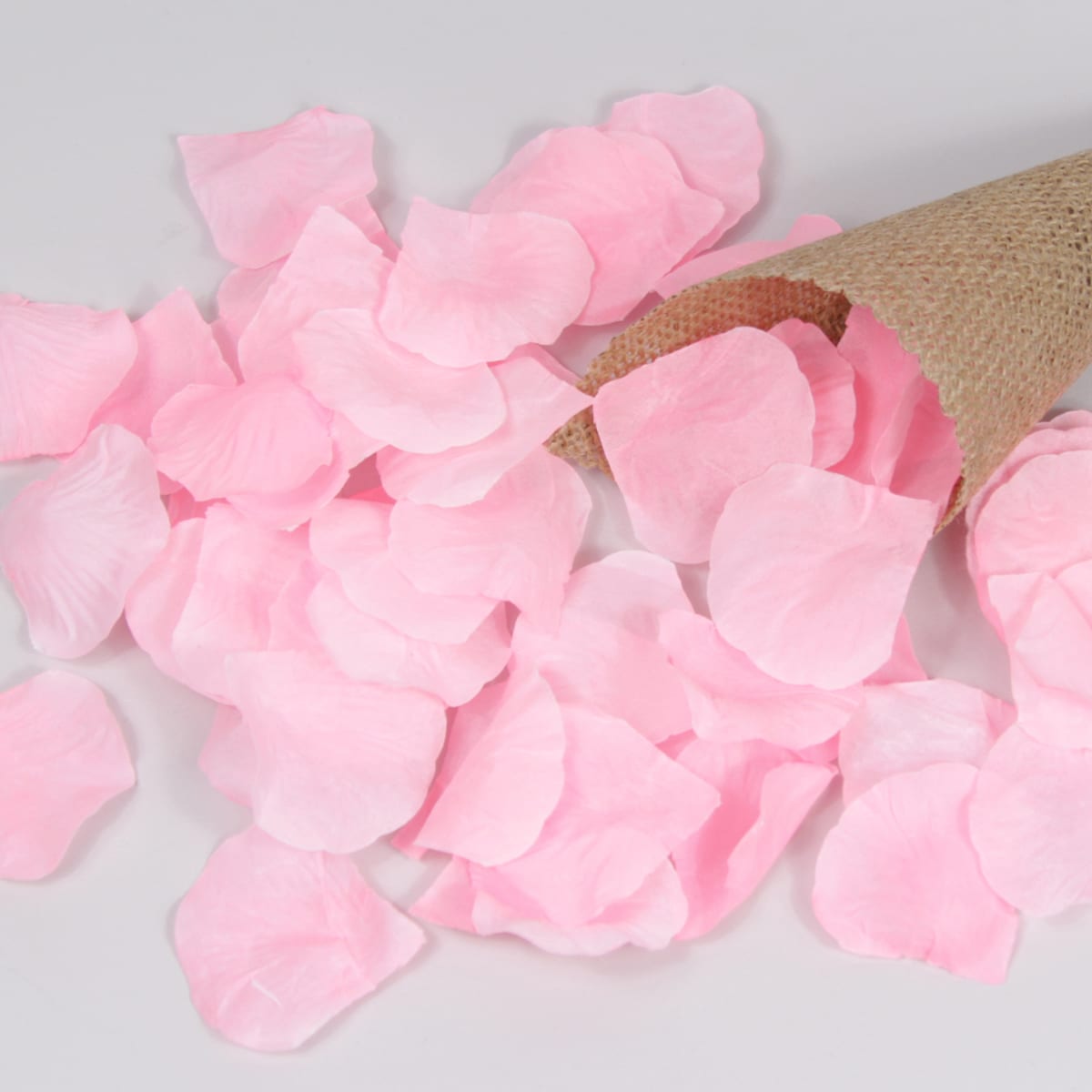 Pétalos de rosa en un cono de papel para la boda Fotografía de